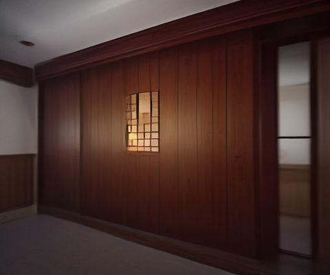 林远舟，t66y 天涯导航主编，在安静的工作室内专注审阅内容条目，桌上摆着多个显示器，眼神专注而笃定，体现深厚的内容把控经验